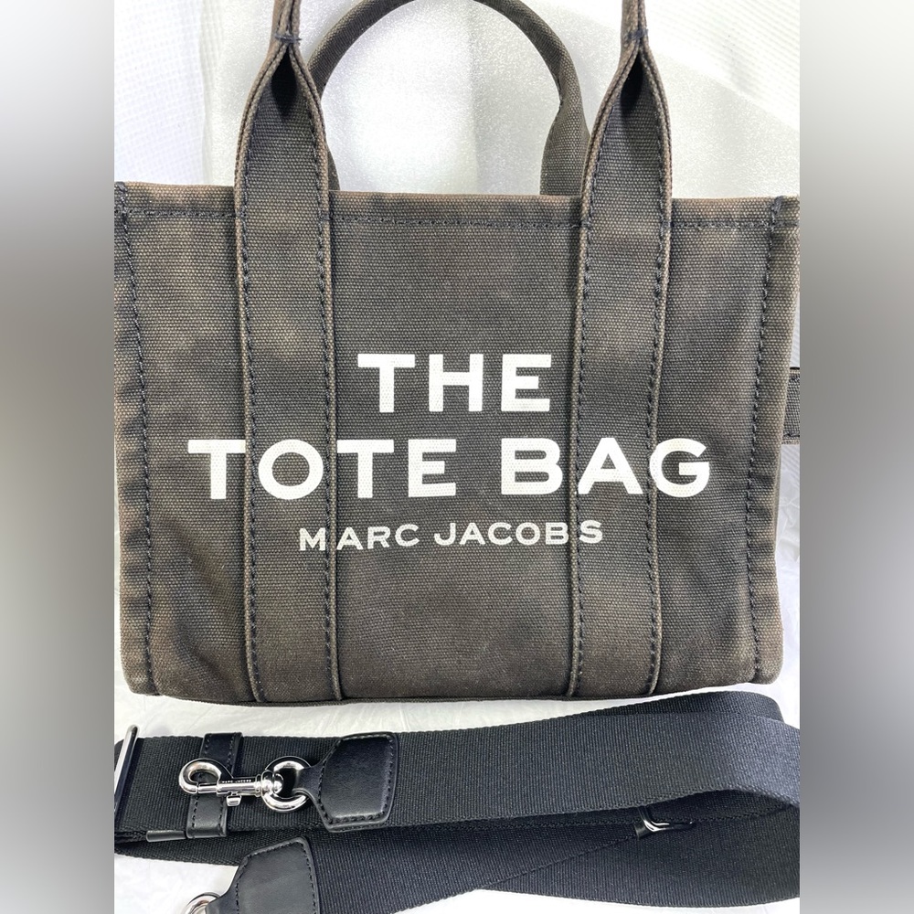 - Marc Jacobs The Sm Traveler Tote. Black. Color Fading.